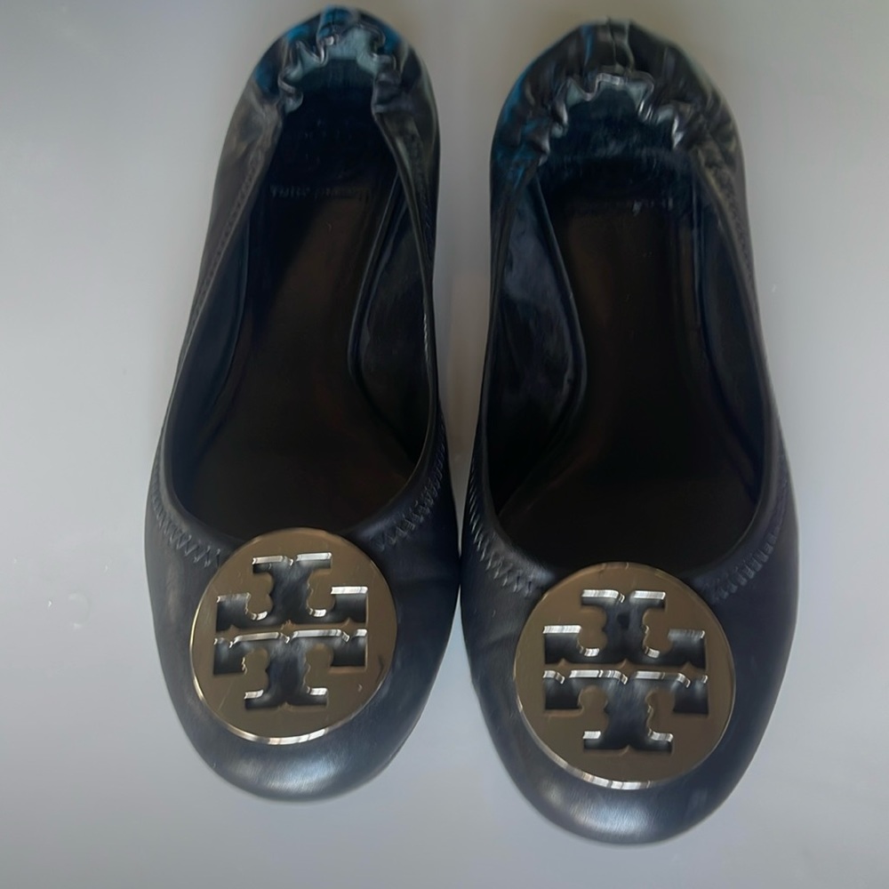 Like new Tory Birch ballet flat.  Black leather w/silver